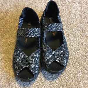 BM Bernie Mev. Black & White dots